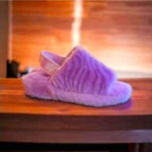 NEW!! Woman's size 7 UGG plush slippers
